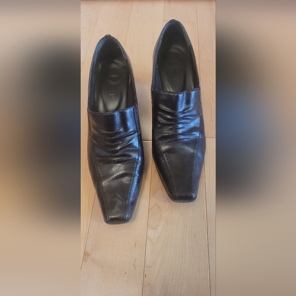 Shoes - Picture 2 of 4